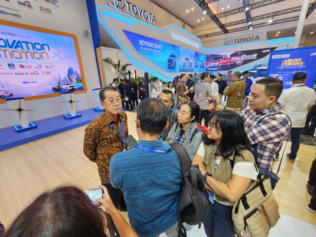 Foto 3Project Director Astra Financial GIIAS, Tan Chian Hok, dalam sesi wawancara pada Rabu (27/08/2025) pada peresmian booth Astra Financial GIIAS Surabaya.